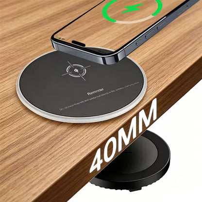M20 asztal alatti töltő – telefon töltés közben